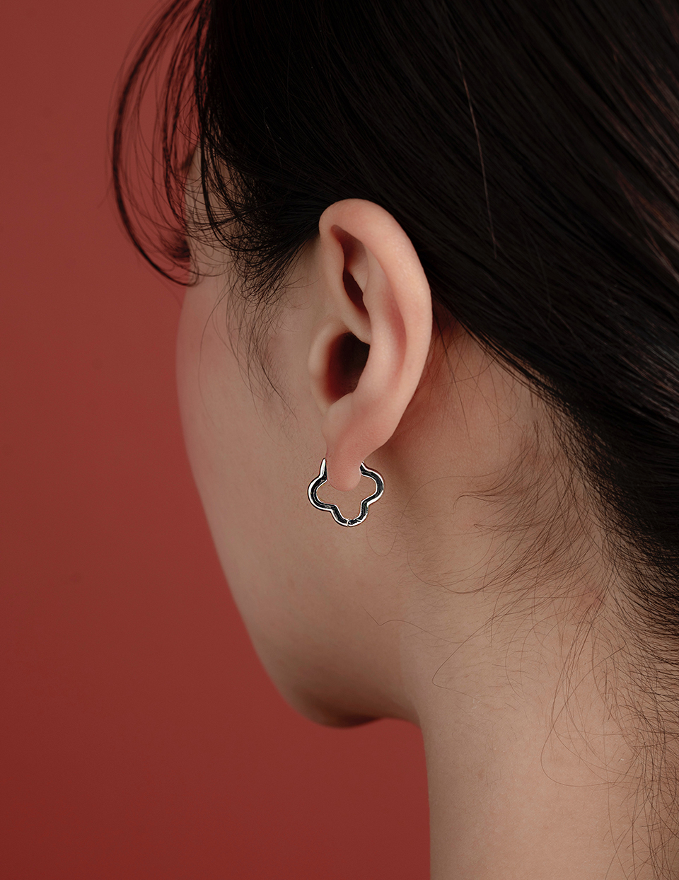 小花輪廓。針式耳環