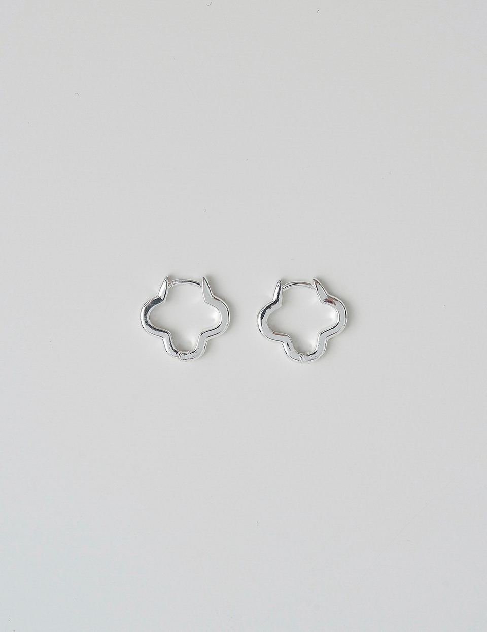 小花輪廓。針式耳環