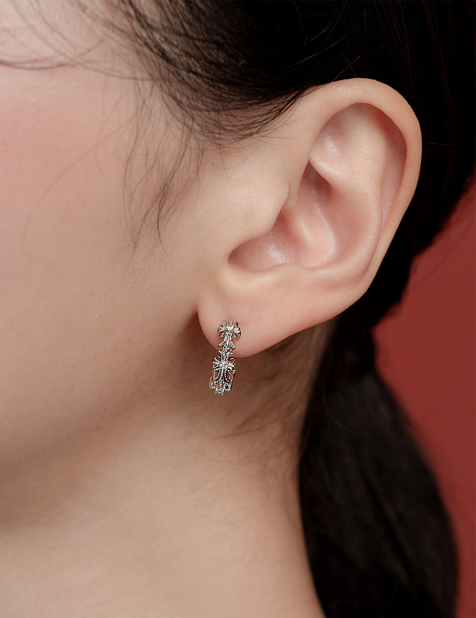 閃閃鋯石十字。針式耳環