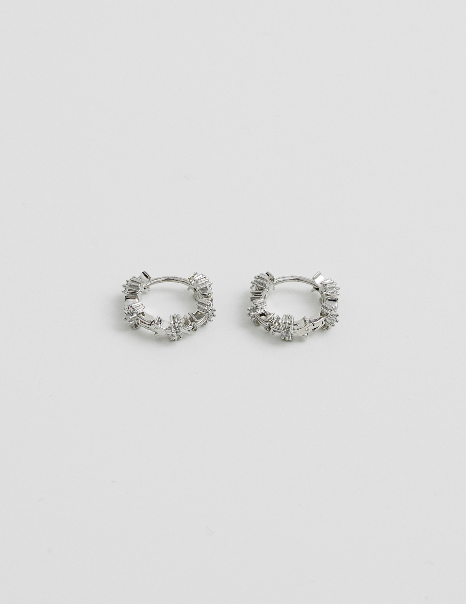 閃閃鋯石十字。針式耳環