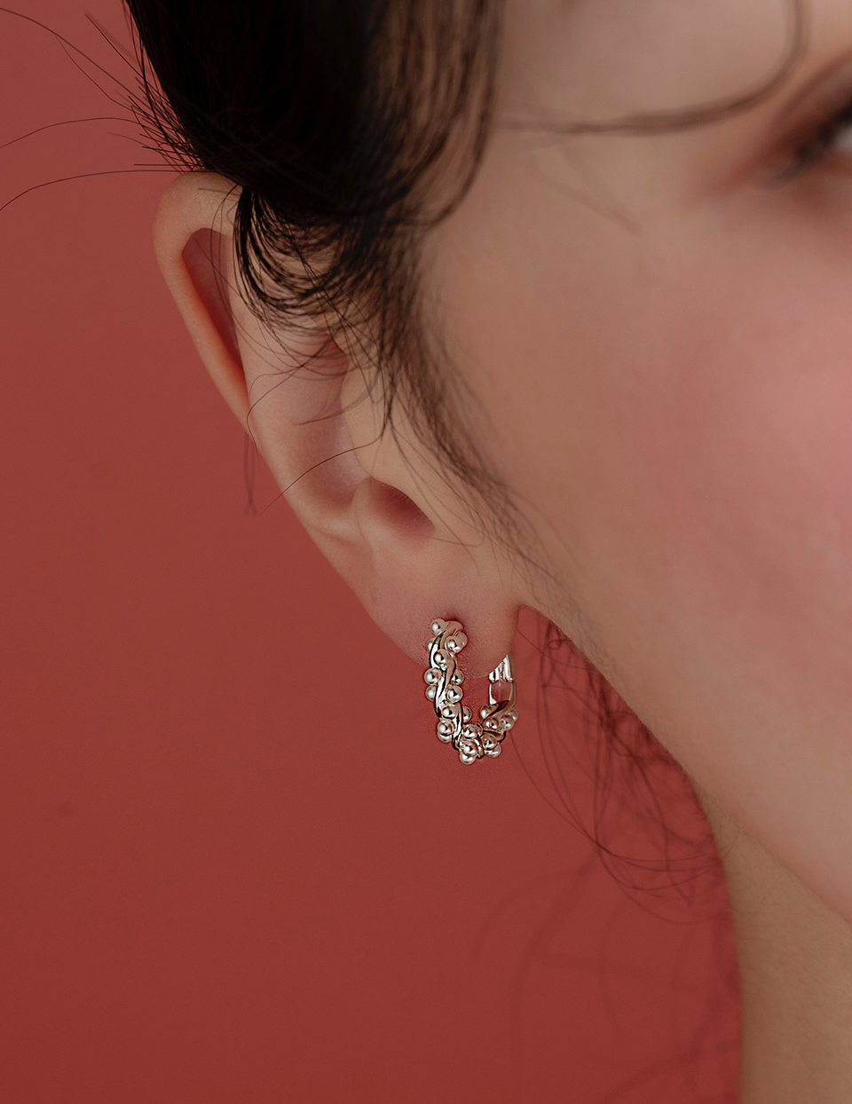 珍珠纏繞。針式耳環