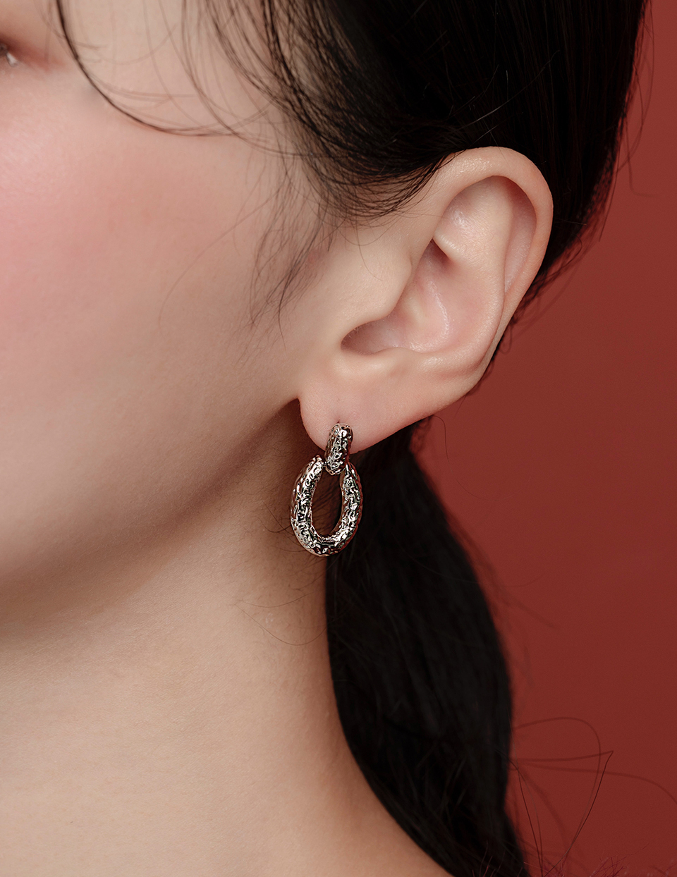 凹凸紋路垂墜。針式耳環