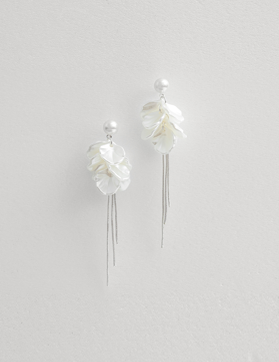 柔光珍珠花瓣流蘇。針式耳環