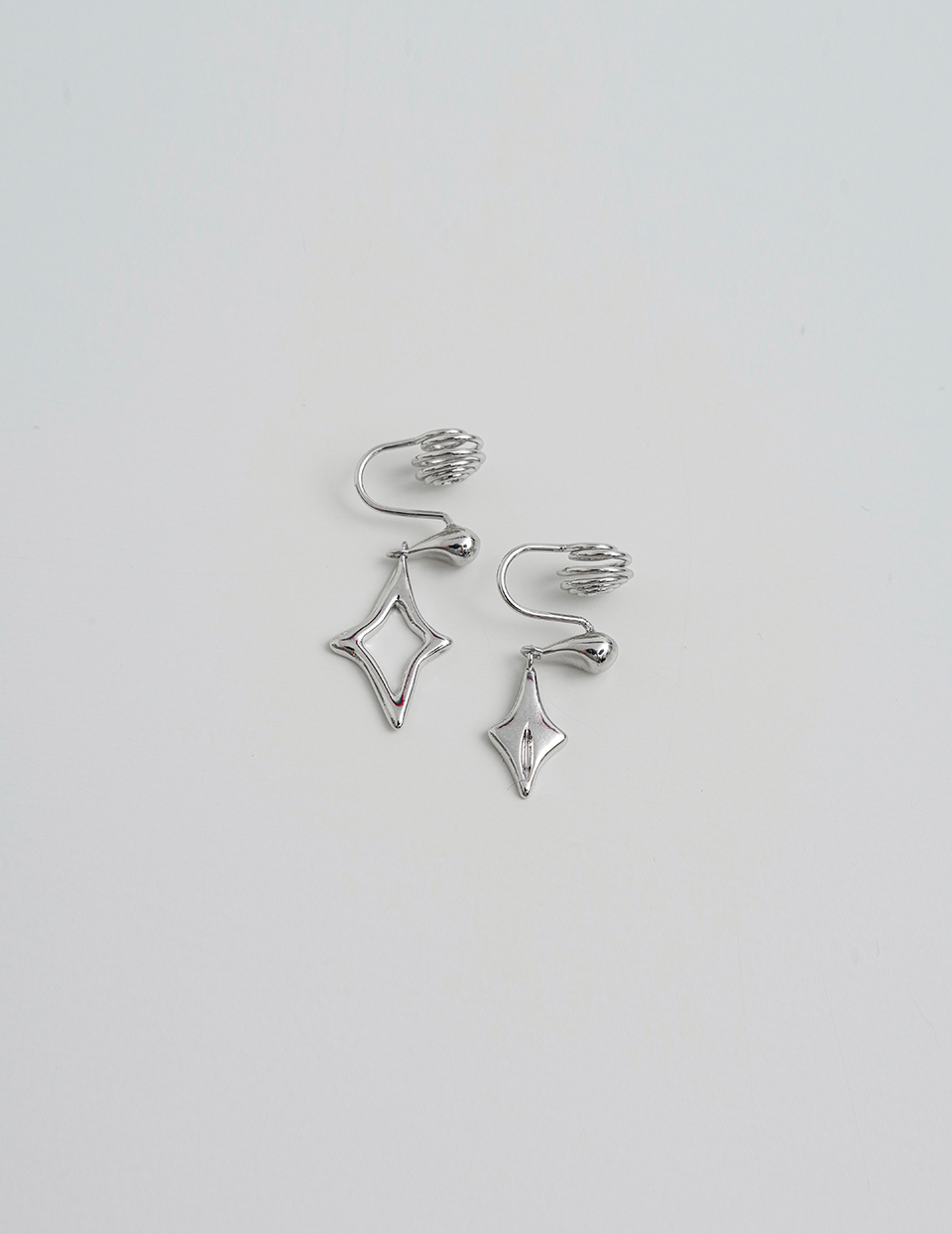 垂墜星芒。夾式耳環