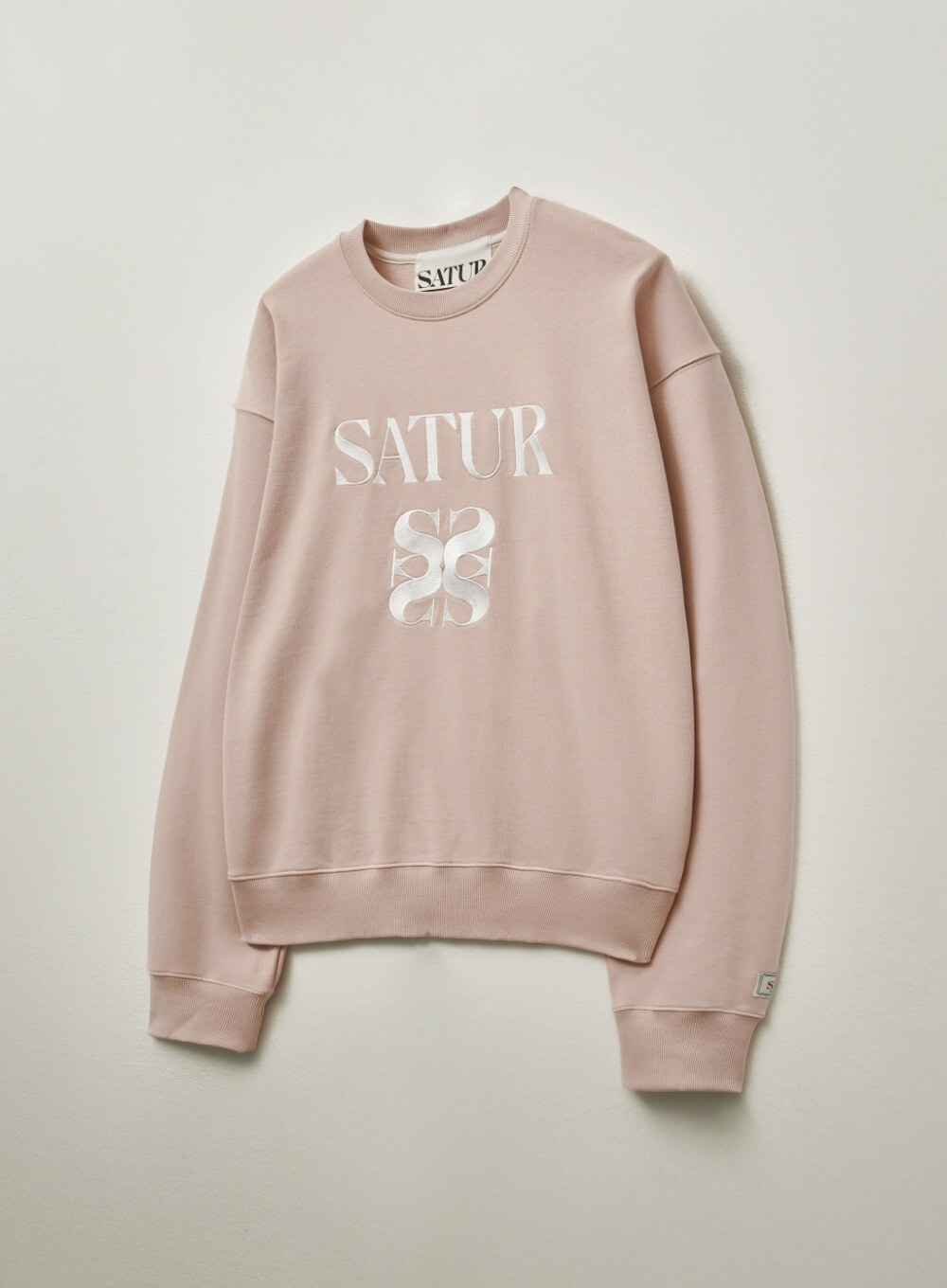 【官方原價129000WON ～HKD708😱 入LIVECODE一件減至$388！抵至近5折半價帶走SATUR🔥】【SATUR】Classic Logo Sweatshirt - Light Pink