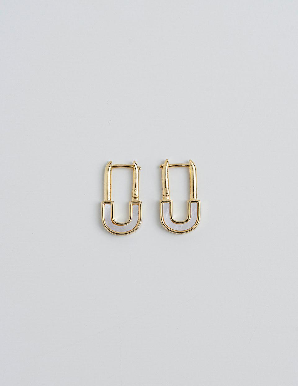 U形線條。針式耳環