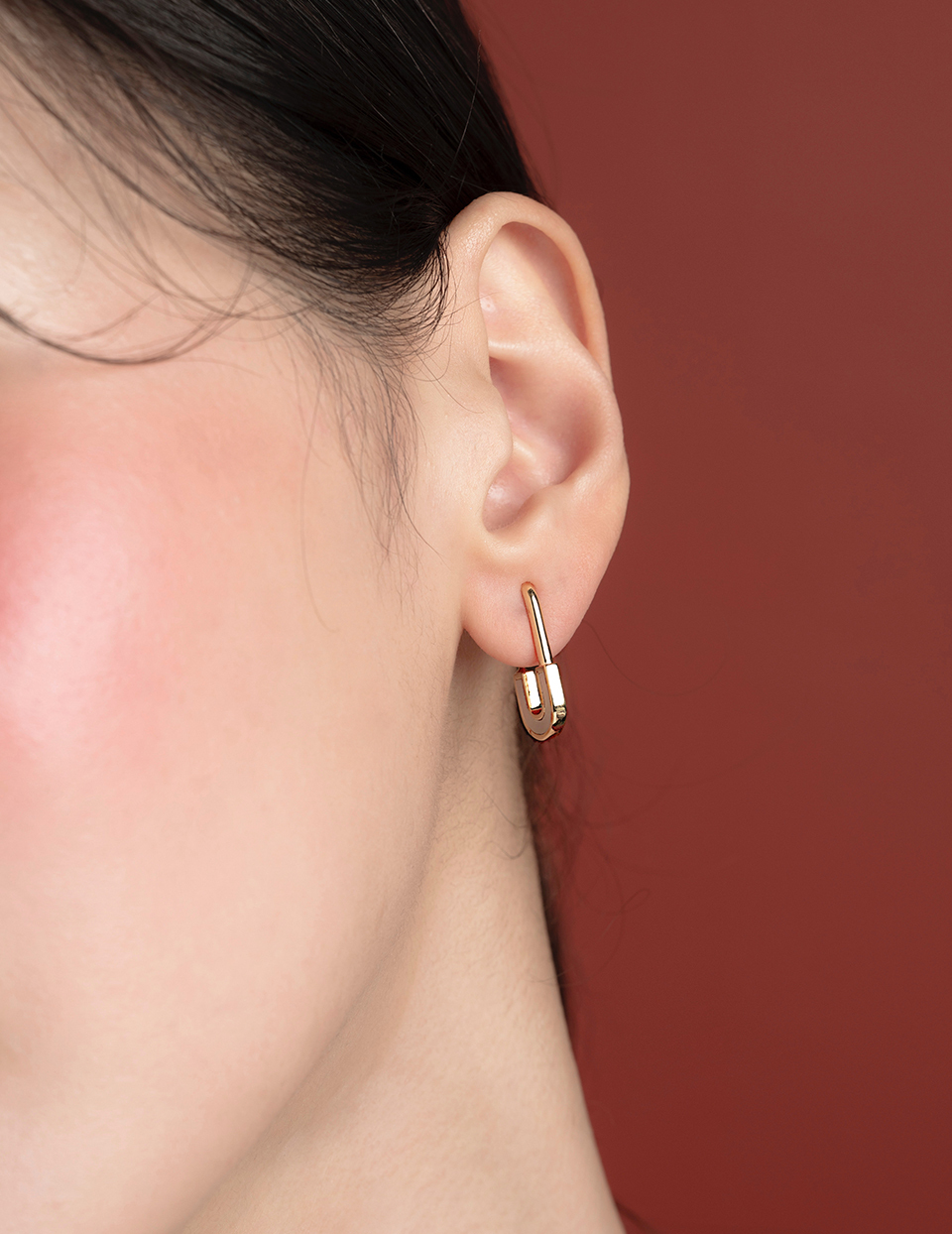 U形線條。針式耳環