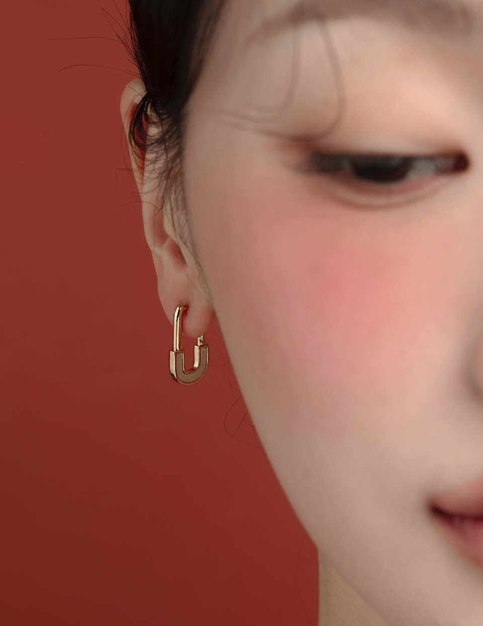 U形線條。夾式耳環