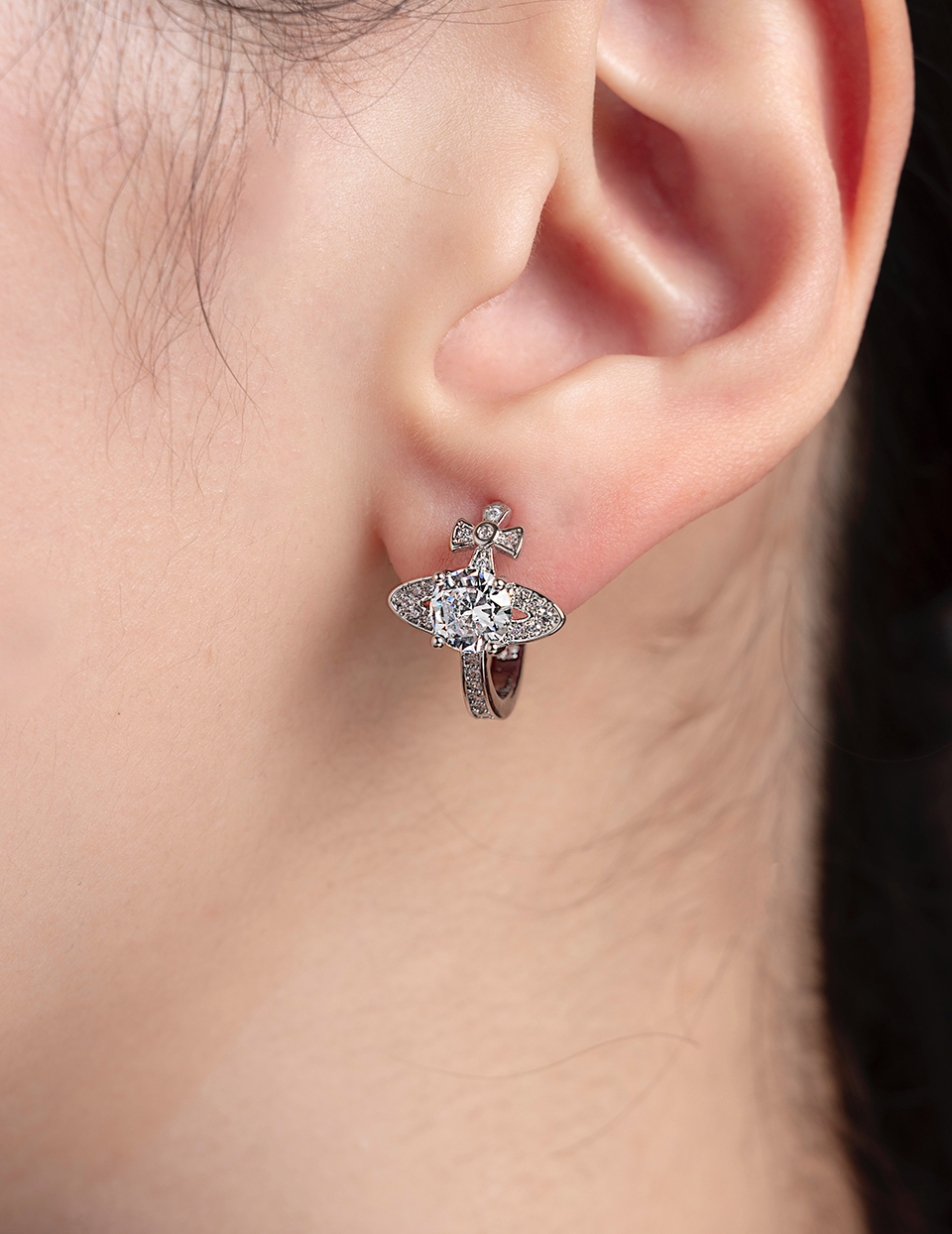 C形鋯石星環。針式耳環