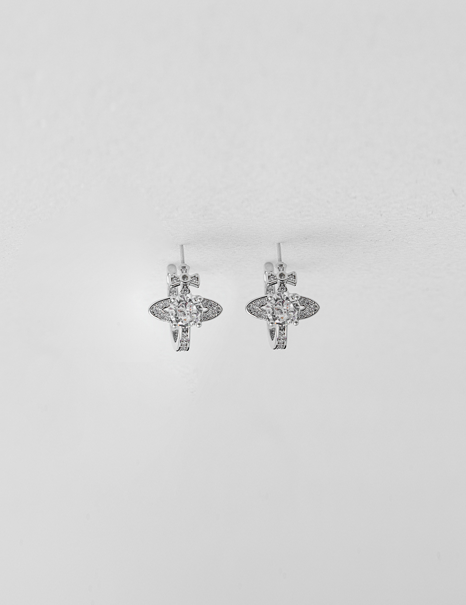 C形鋯石星環。針式耳環