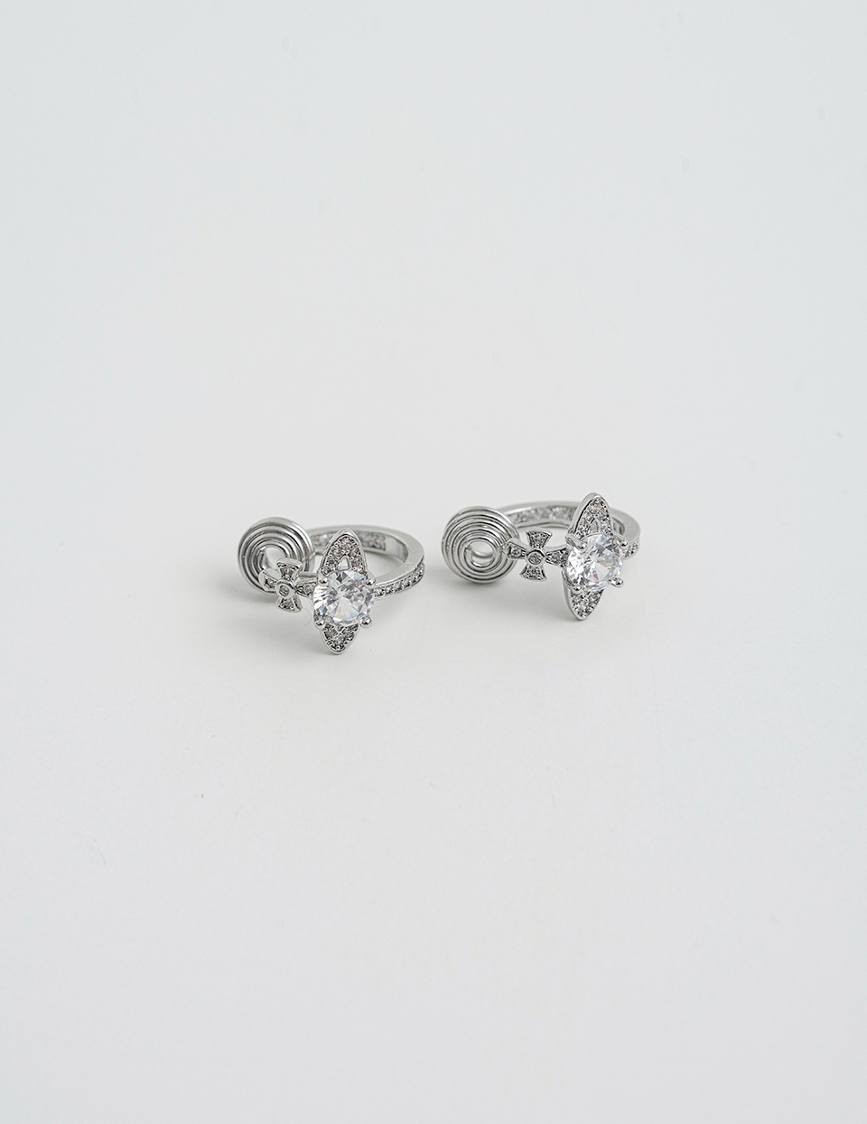 C形鋯石星環。夾式耳環