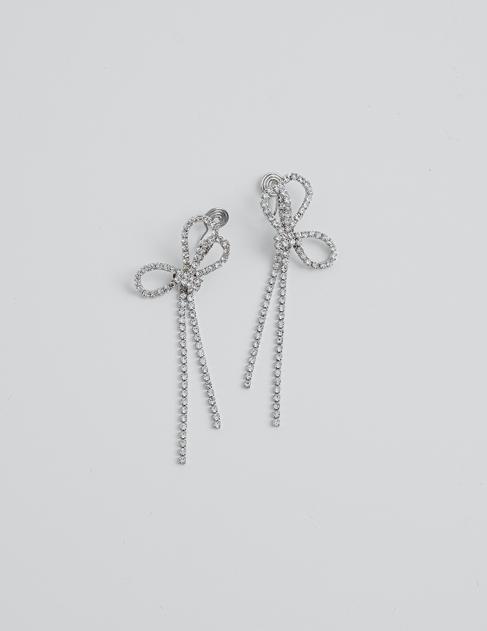 鋯石蝴蝶結流蘇。夾式耳環