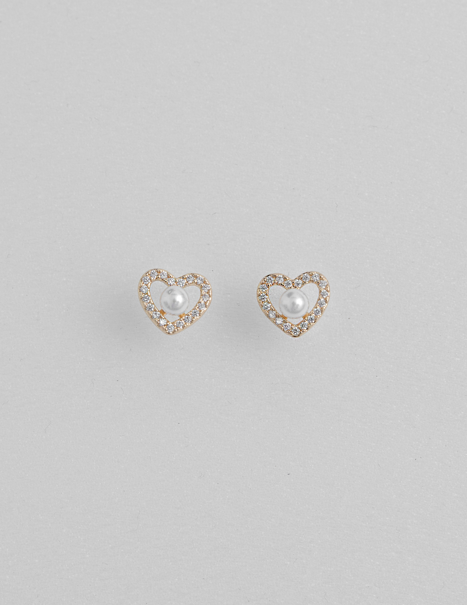 鋯石鑲邊珍珠愛心。針式耳環