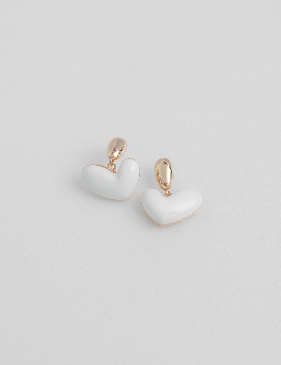 滴釉柔白愛心。針式耳環