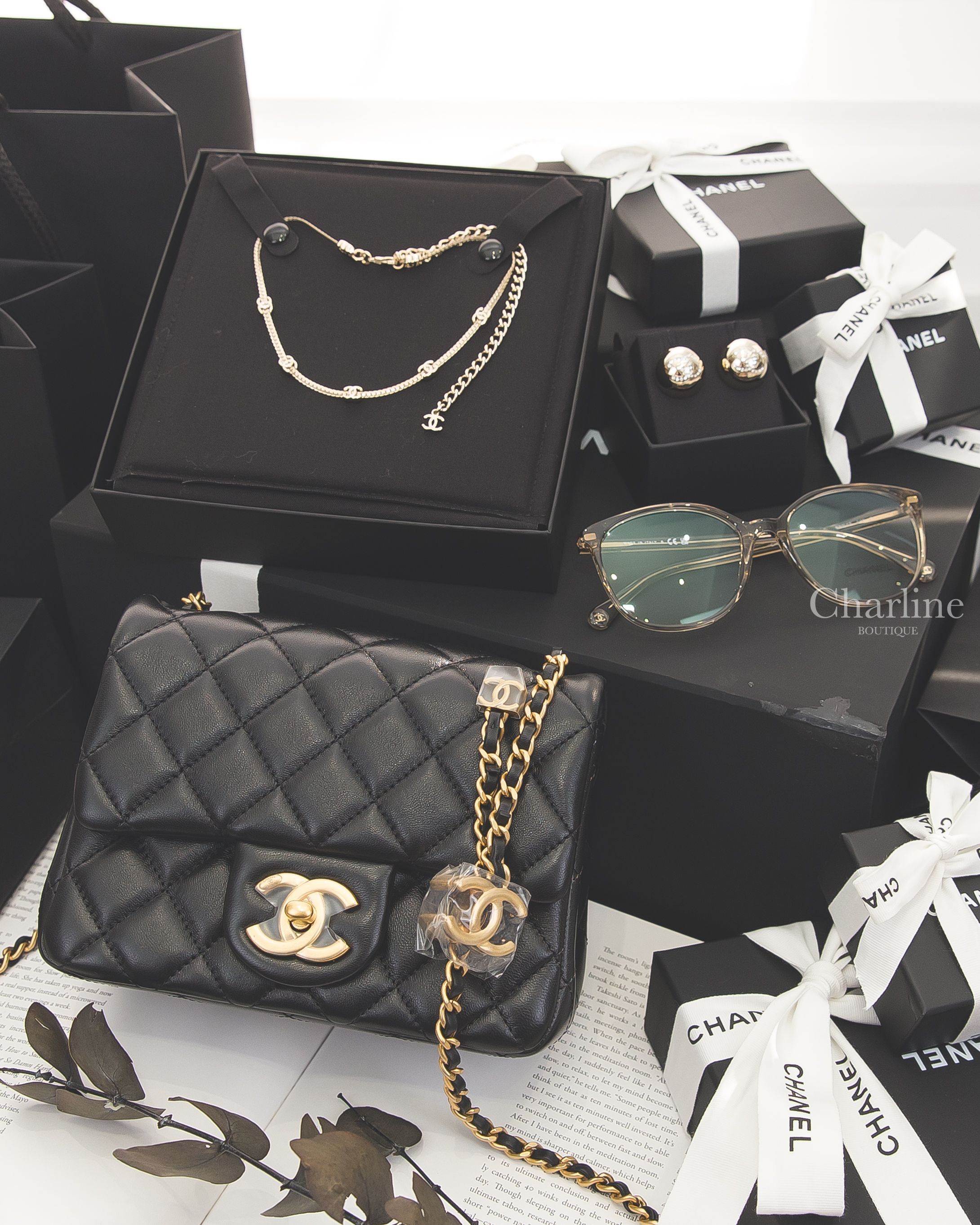 Chanel Mini Flap 黑色立體金CC金鍊羊皮菱格紋肩背包,Chanel 灰褐色圓框金色Logo鏡腳透明CC眼鏡,Chanel Stud 金色水鑽CC金屬豆豆耳環,Chanel 金色五顆CC頸鏈-Charline Boutique 精品代購