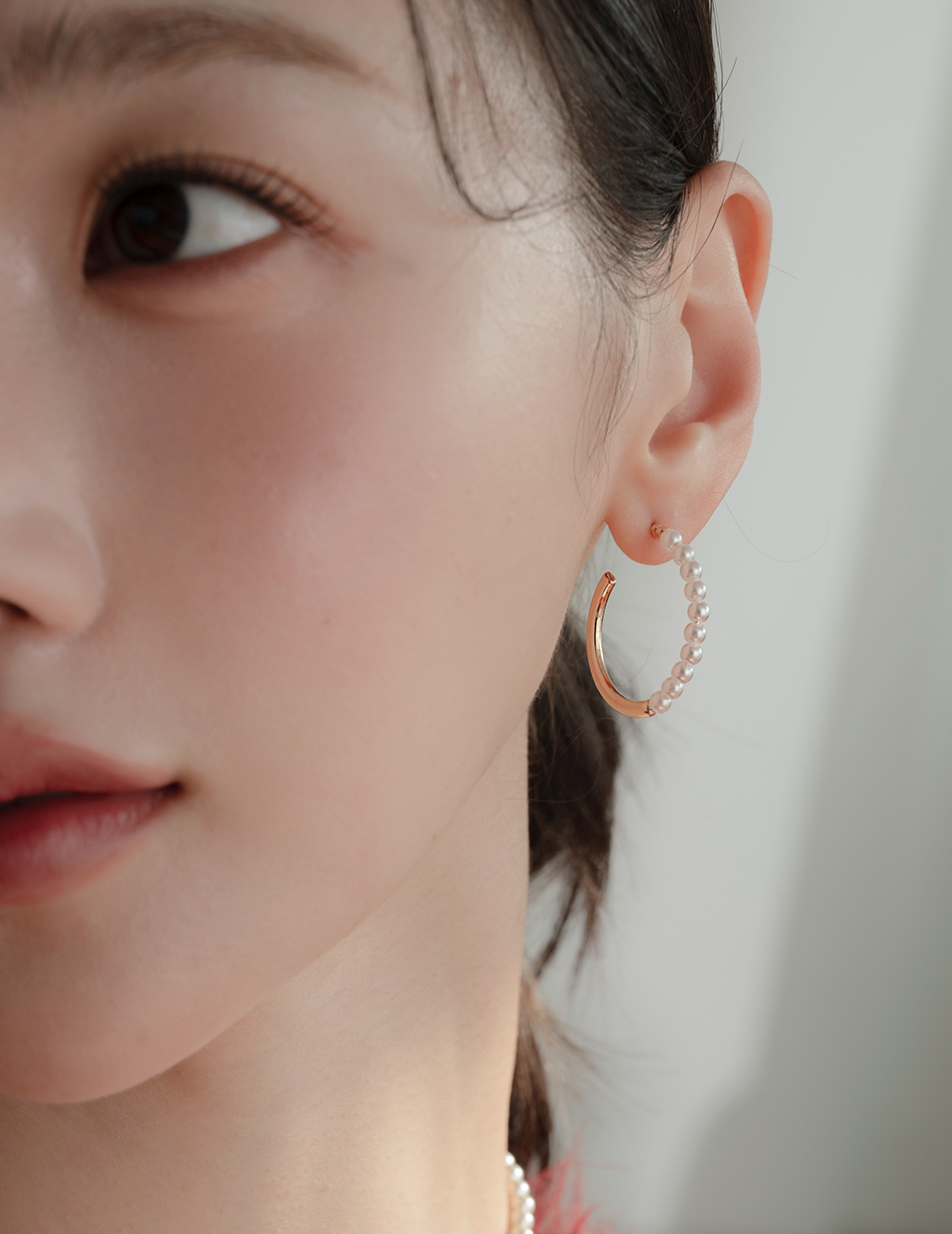 C形珍珠弧光。針式耳環