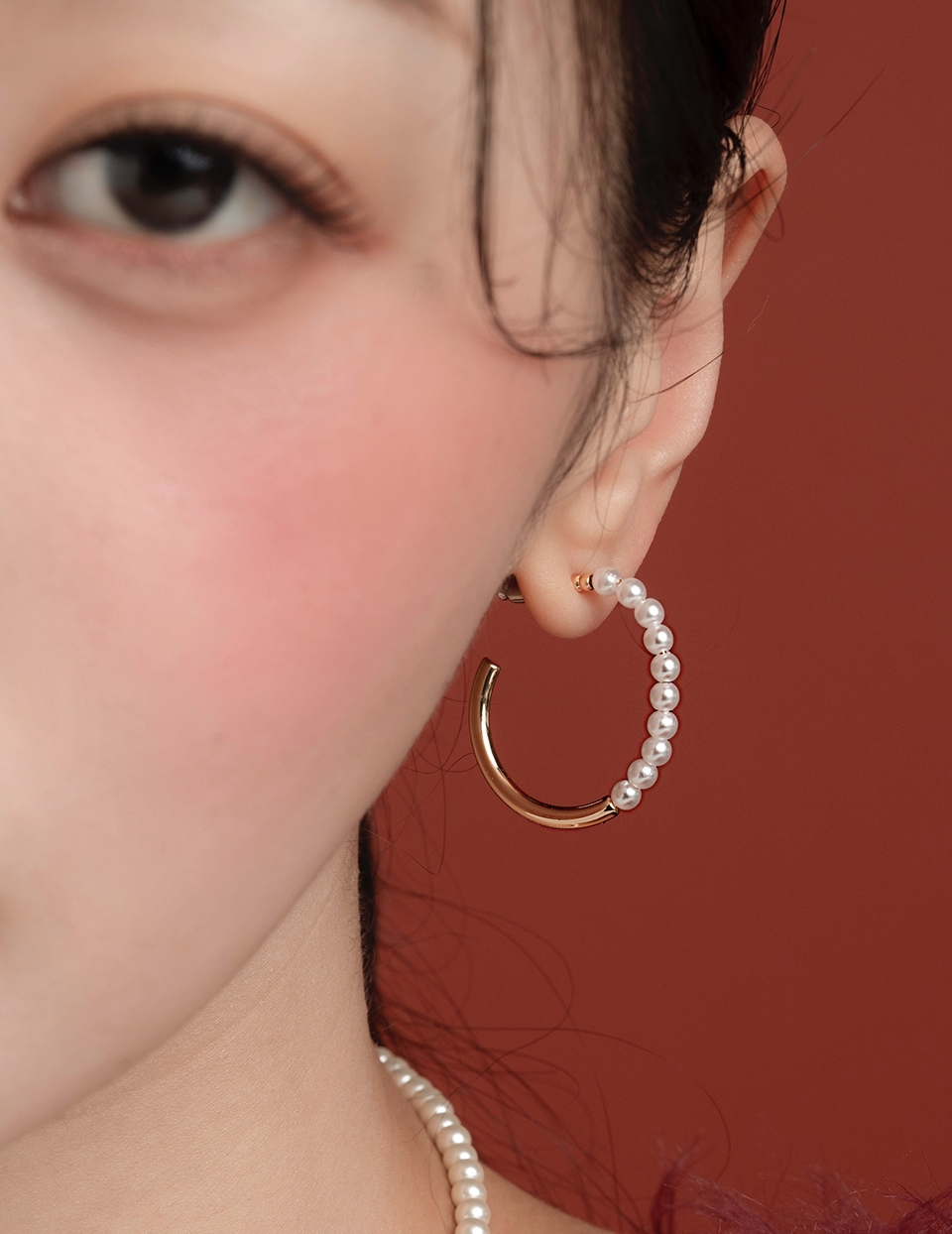 C形珍珠弧光。針式耳環