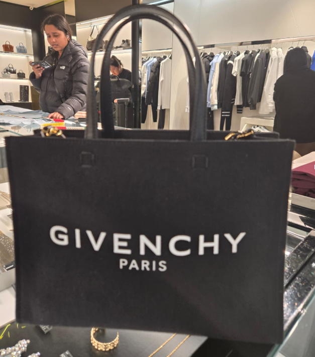 UK125 Givenchy 白色Logo黑色Tote Bag BB50UEB1F1 27 x 20 cm
