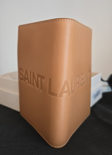 UK113 YSL 植鞣革護照套 758628 AAC7U 2725 13 x 10 cm