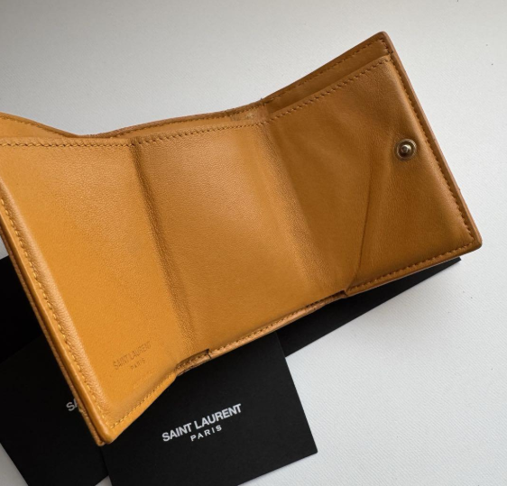 UK111 YSL 金色Logo粒面壓花皮革三摺銀包 414404BW012516 6.5 x 9.5 cm