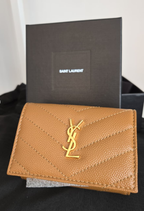 UK111 YSL 金色Logo粒面壓花皮革三摺銀包 414404BW012516 6.5 x 9.5 cm