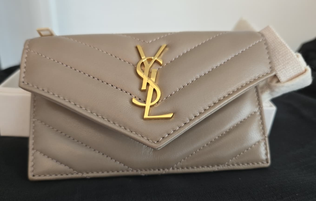 UK109 YSL Cassandre 絎縫皮革卡套 - Dusty Grey 612808 AAA44 1722 13 x 7.5 cm