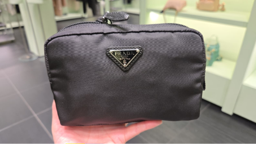 UK098 Prada 三角LOGO黑色拉鏈Mini包 1NA021 18 x 10 cm