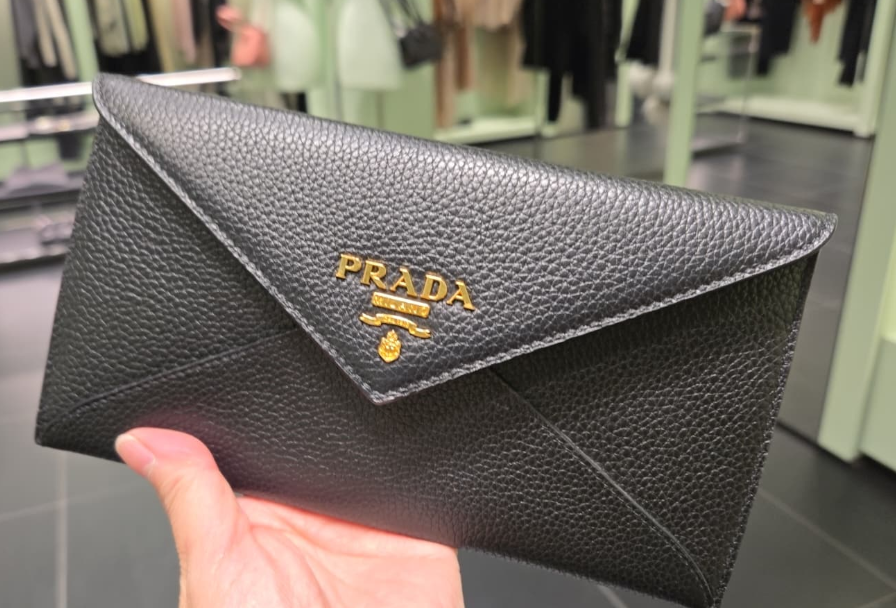 UK094 Prada 金色Logo 黑色信封包 1MF175 20 x 11 cm