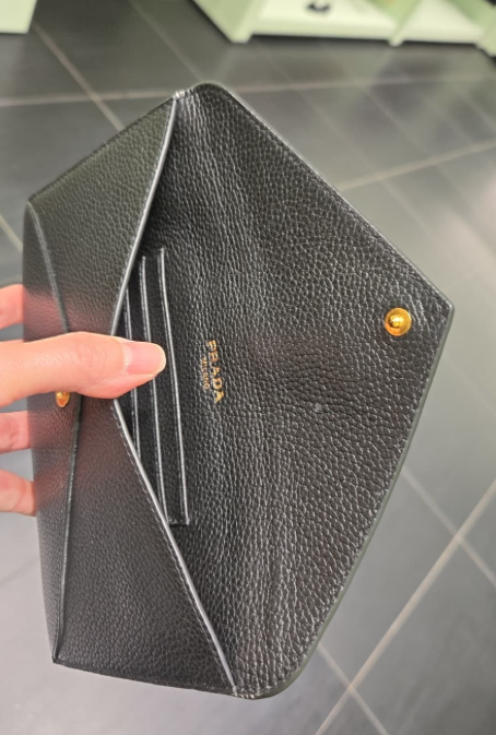 UK094 Prada 金色Logo 黑色信封包 1MF175 20 x 11 cm