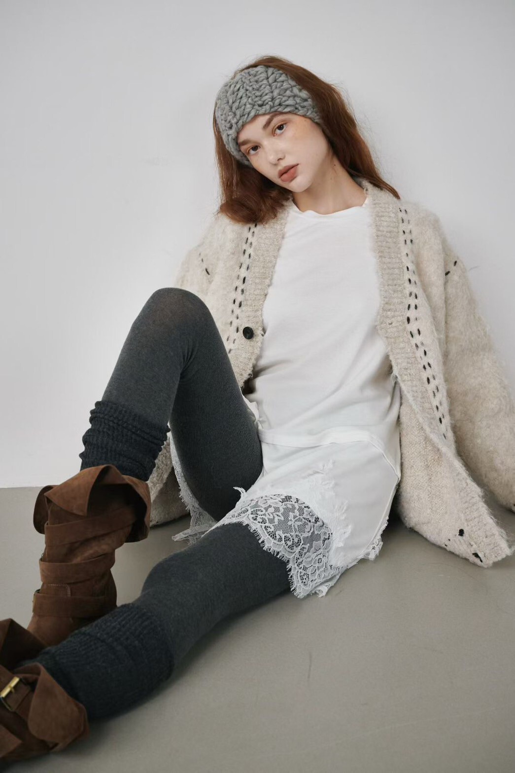 下擺拼接睫毛蕾絲造型圓領長版上衣 / 2色