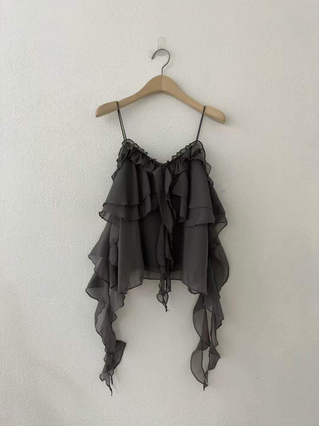 浪漫女子細肩帶不對稱荷葉滾邊造型背心 / 2色