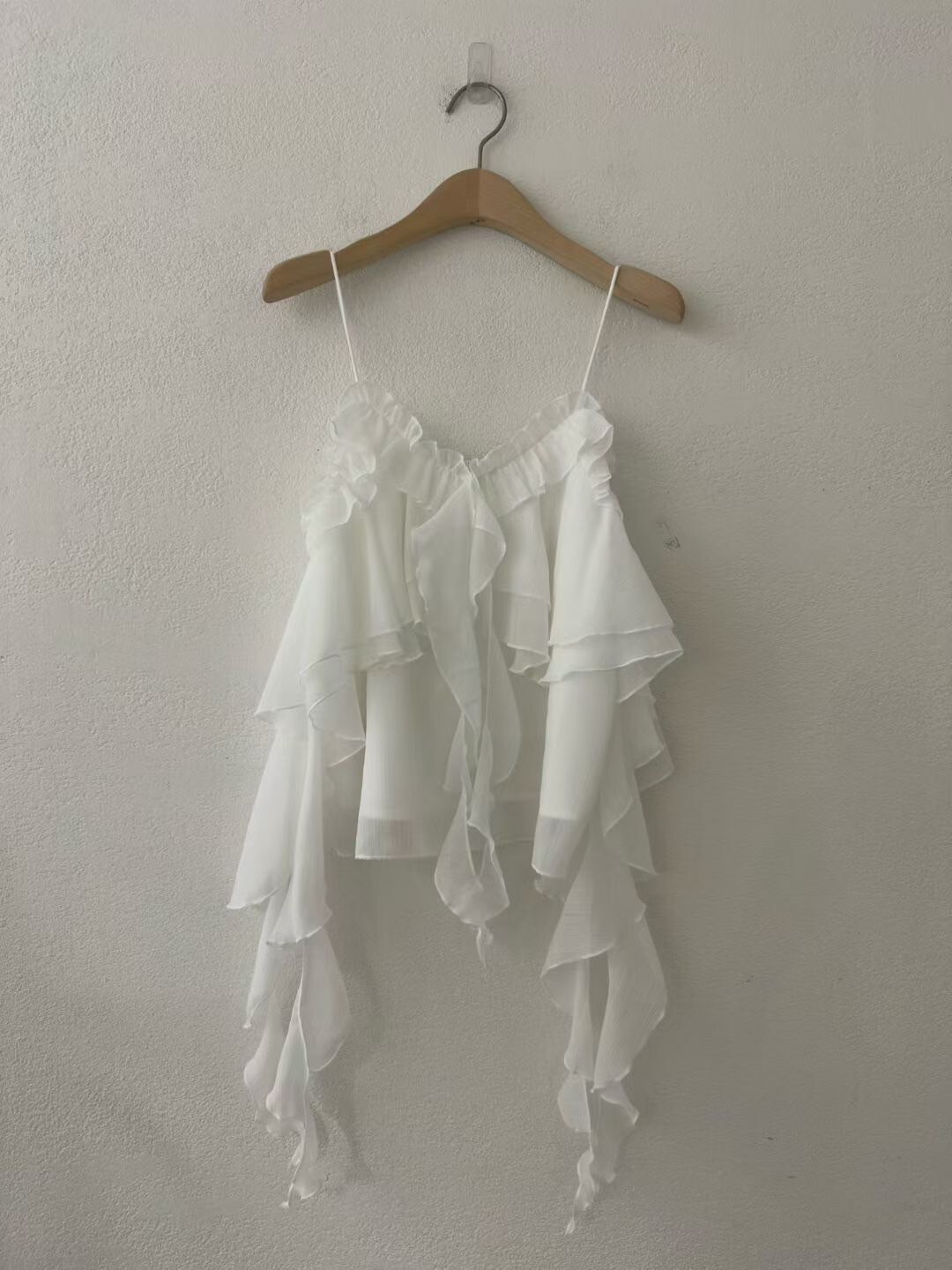 浪漫女子細肩帶不對稱荷葉滾邊造型背心 / 2色