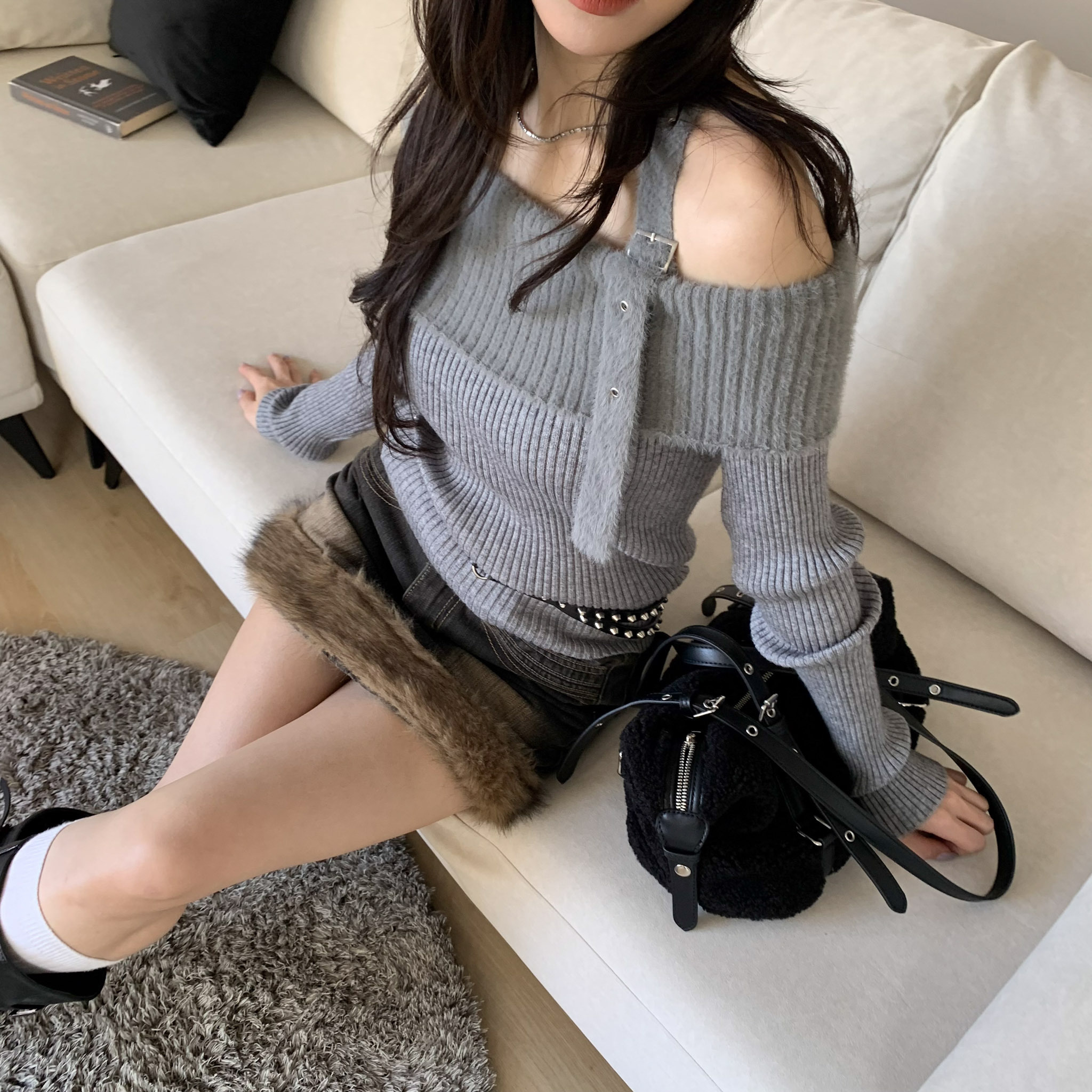 ISA_自帶純慾濾鏡! 一字領繞脖毛絨針織上衣_61019