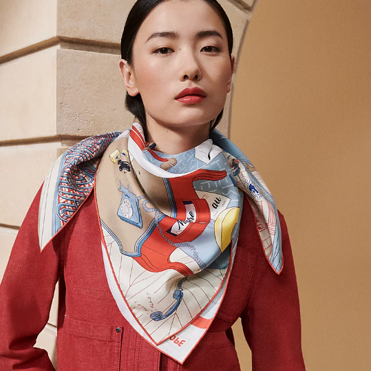 UK056 Hermes Mystere au 24 scarf 90 - Bleu Clair / Rouge / Blanc H004106S 02 100% silk 88.5 x 88.5 cm