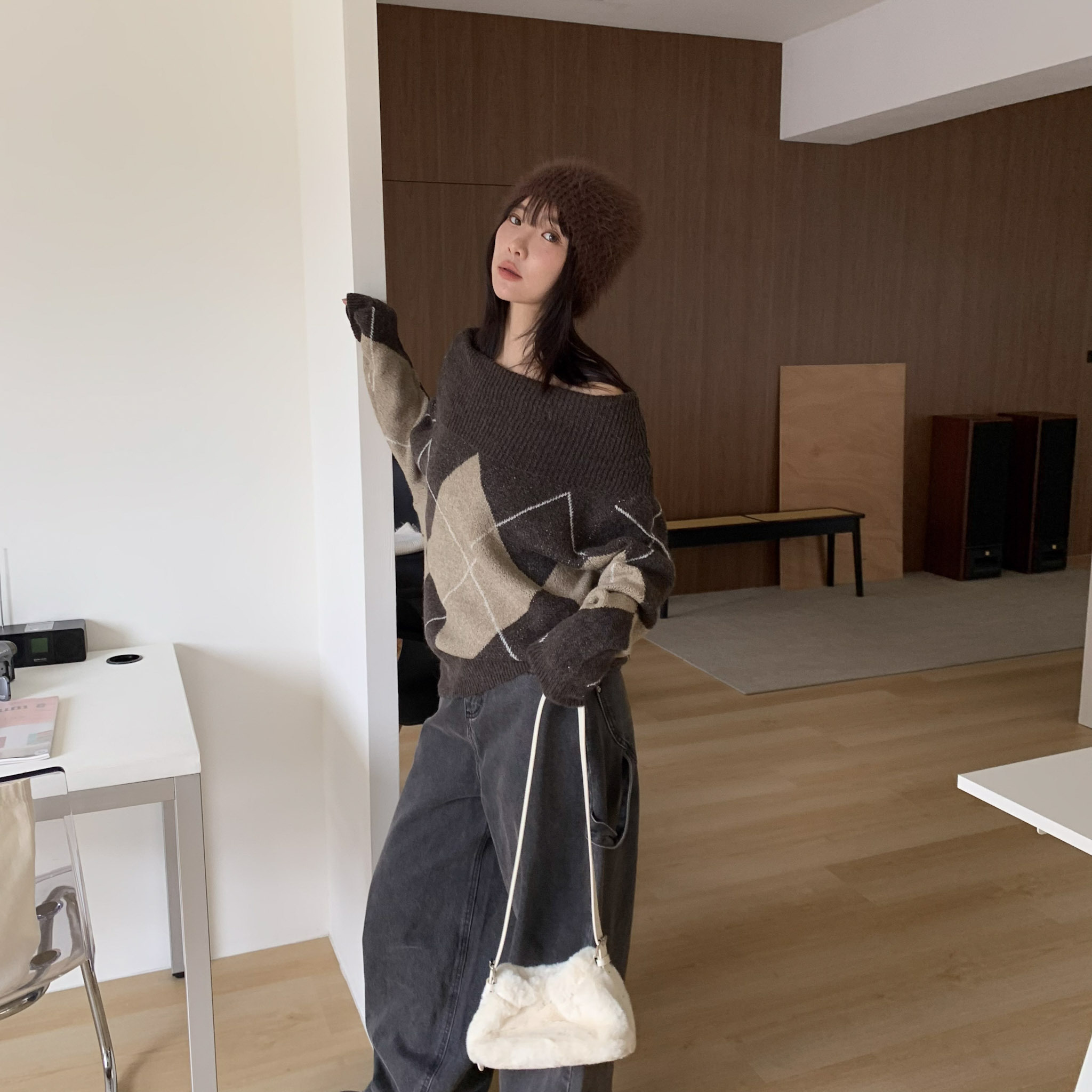 ISA_復古特選inspo 經典菱格紋一字領毛衣_61028