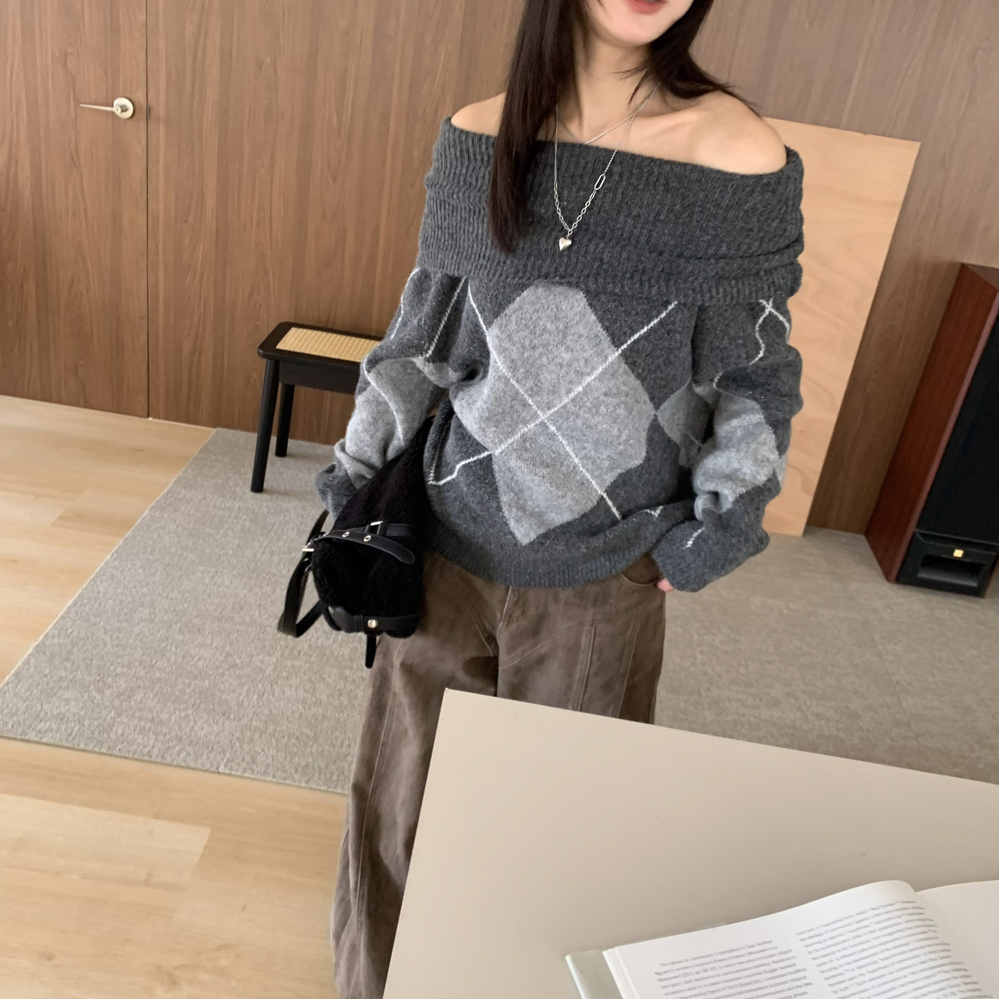 ISA_復古特選inspo 經典菱格紋一字領毛衣_61028