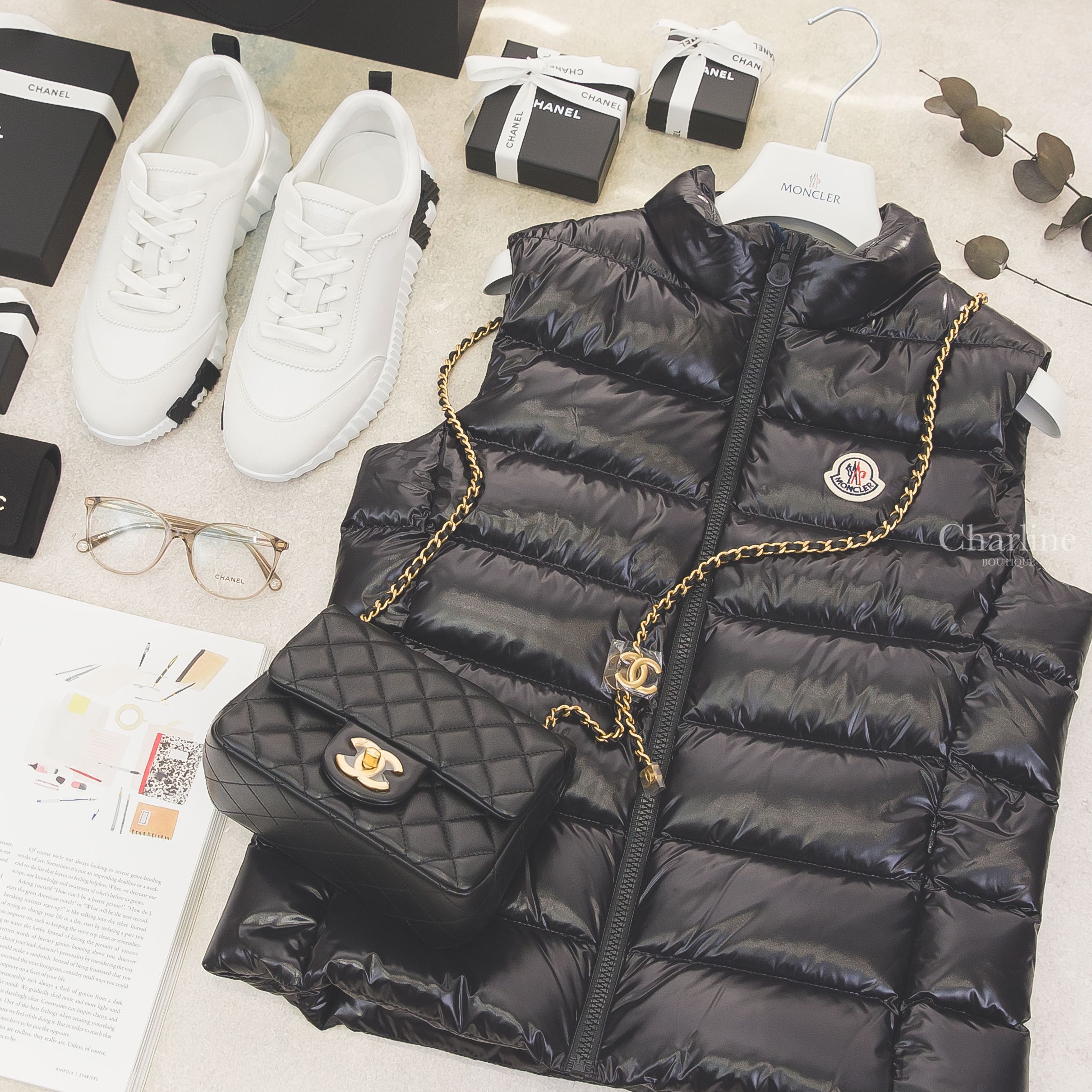 Chanel Mini Flap 黑色立體金CC金鍊羊皮菱格紋肩背包,Chanel 灰褐色圓框金色Logo鏡腳透明CC眼鏡,Hermès Bouncing 白色牛皮拼麂皮黑色H運動鞋-Charline Boutique 精品代購