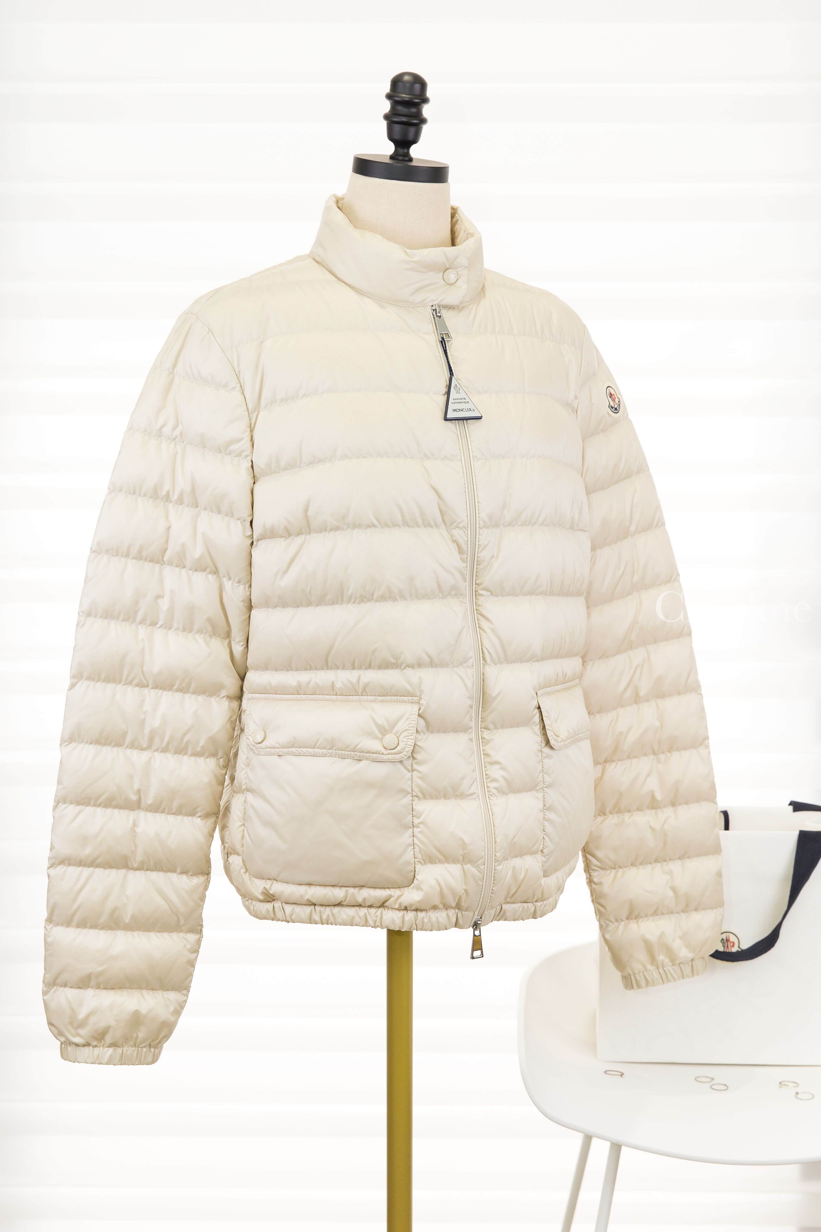 Moncler Lans Giubbotto 淺卡其色小立領雙口袋羽絨外套-Charline Boutique 精品代購