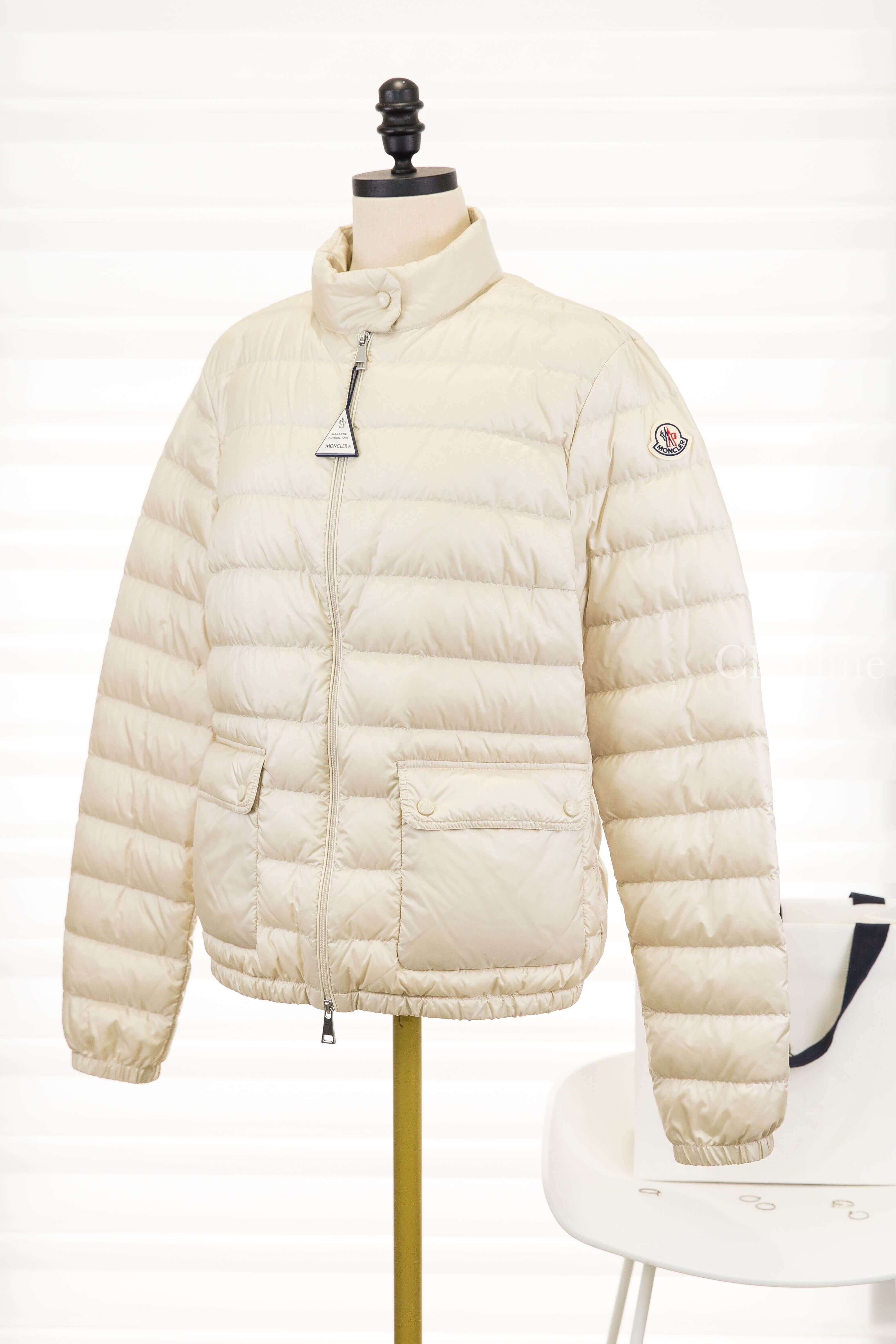 Moncler Lans Giubbotto 淺卡其色小立領雙口袋羽絨外套-Charline Boutique 精品代購