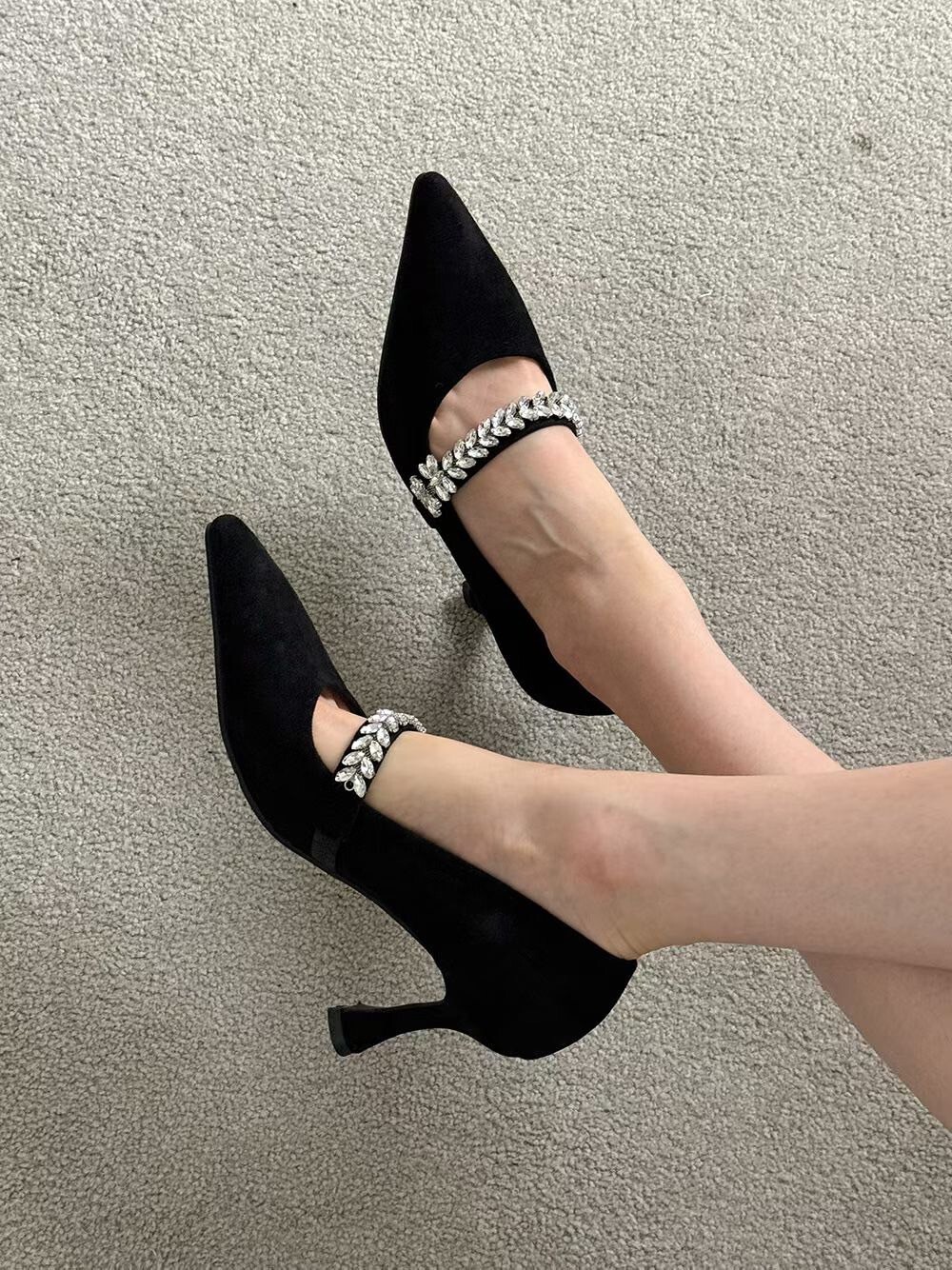 水鑽葉片一字帶造型尖頭麂皮高跟鞋 / 2色