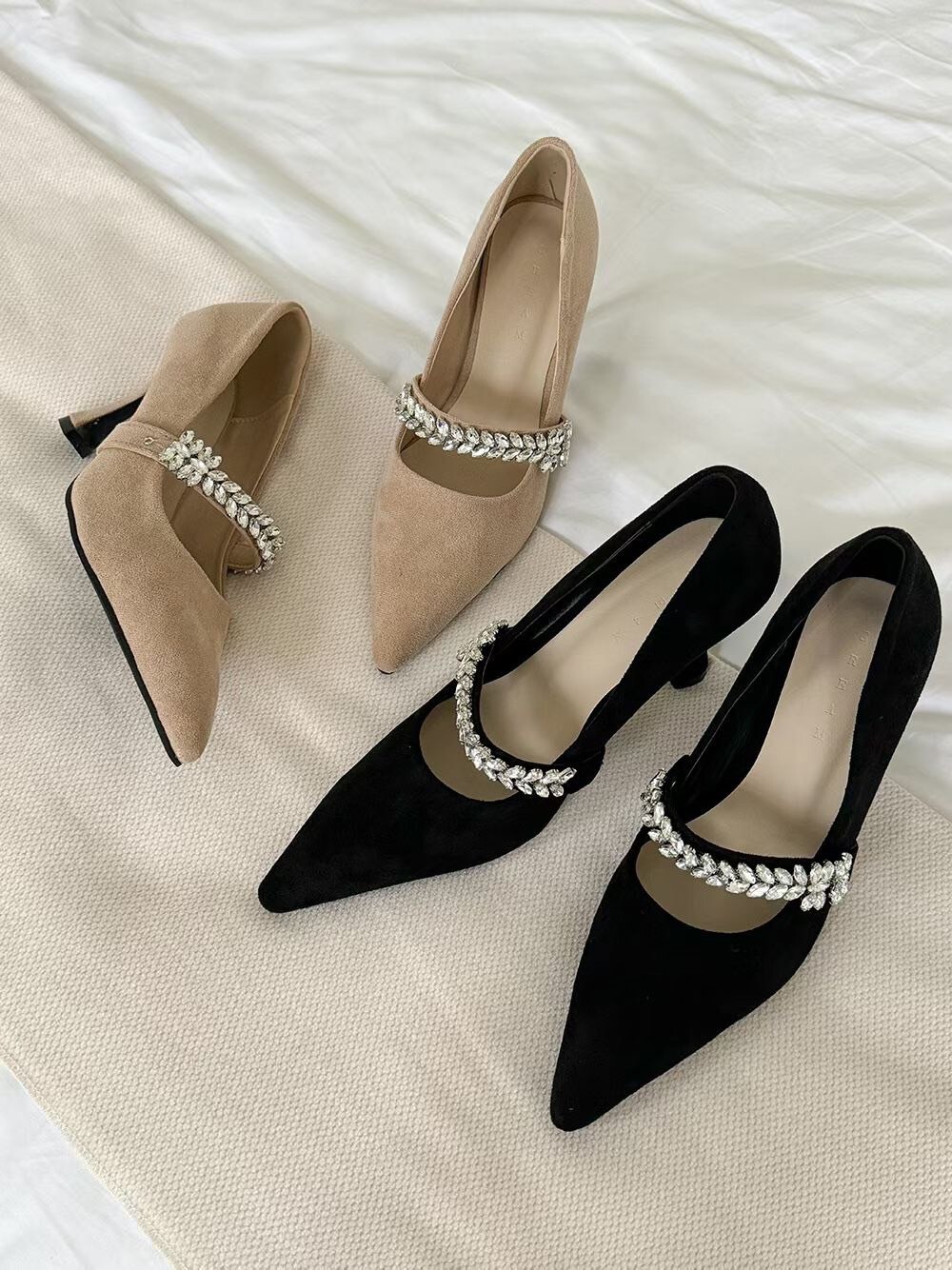 水鑽葉片一字帶造型尖頭麂皮高跟鞋 / 2色