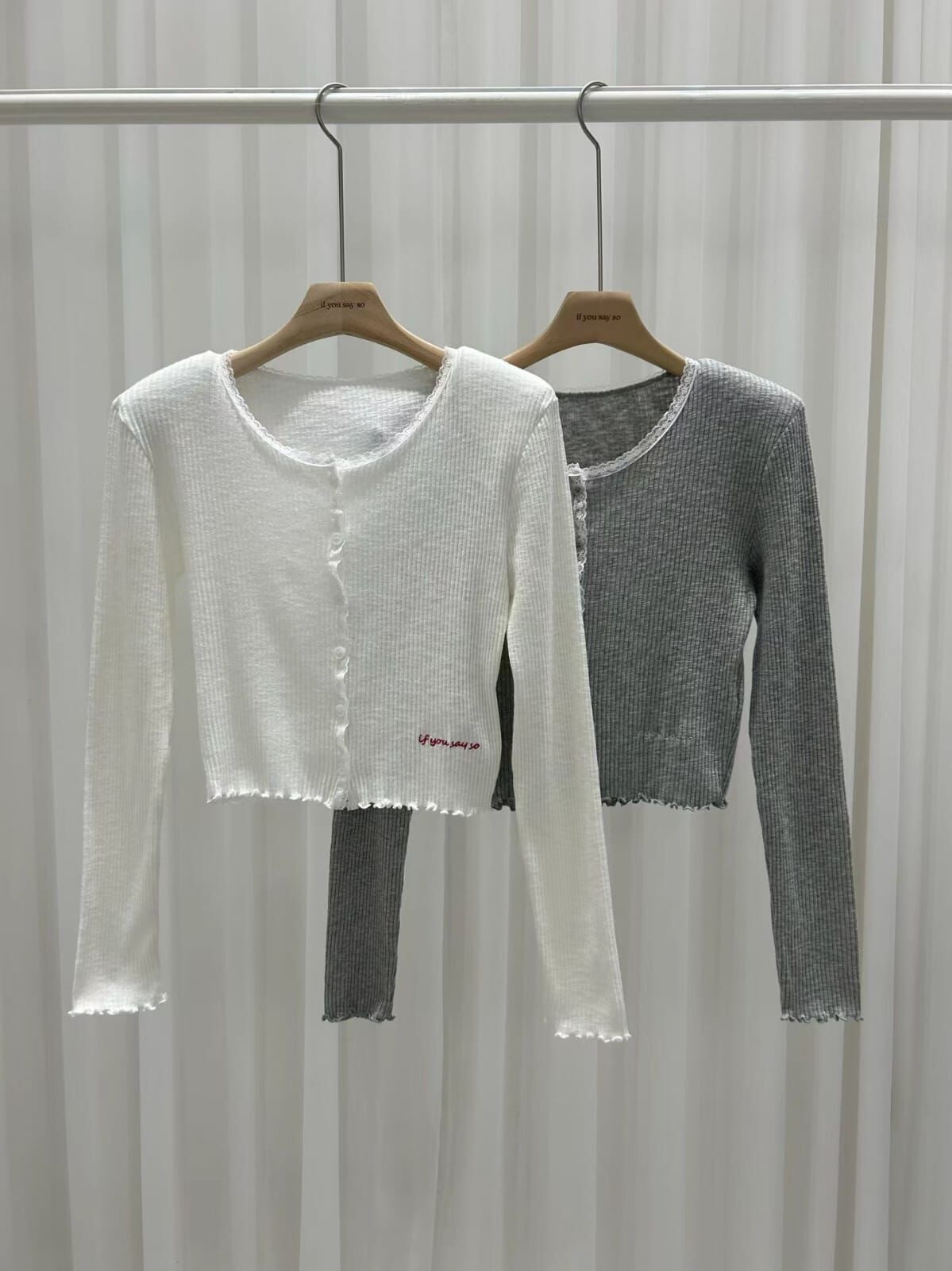 IS5516 木耳邊鈕扣上衣 *特價* (優惠碼同充值購物金不適用)