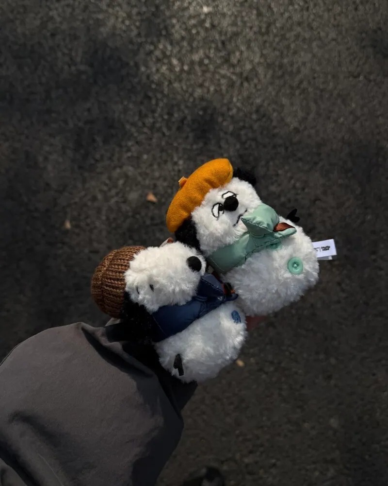 KTQ STORE ‧ Snoopy 史努比 冬日絨裝系列 雪人小狗 羽絨圍巾 吊飾 鑰匙圈