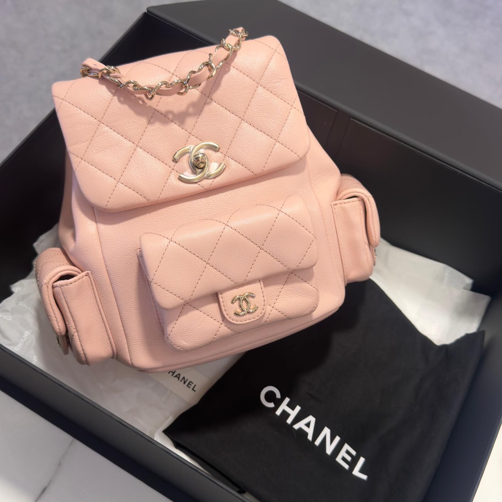全新CHANEL BACKPACK AS3860 DUMA MEDIUM 櫻花粉荔枝皮淡金扣 晶片款 #香奈兒青蛙背包 #BRAND NEW #香榭站正品