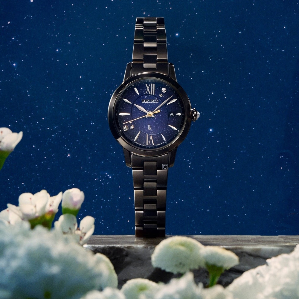 萬年鐘錶 - SEIKO  LUKIA 系列 插畫家聯名限量星月夜太陽能電波鑽石女錶 SSVW241J / 1B32-0BG0B 錶徑 28MM