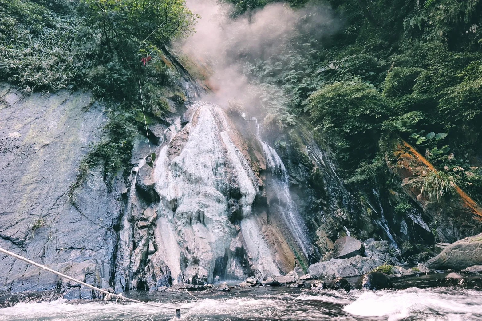 桃園四稜野溪溫泉探訪｜單日健行（含接駁＋中英文嚮導）
