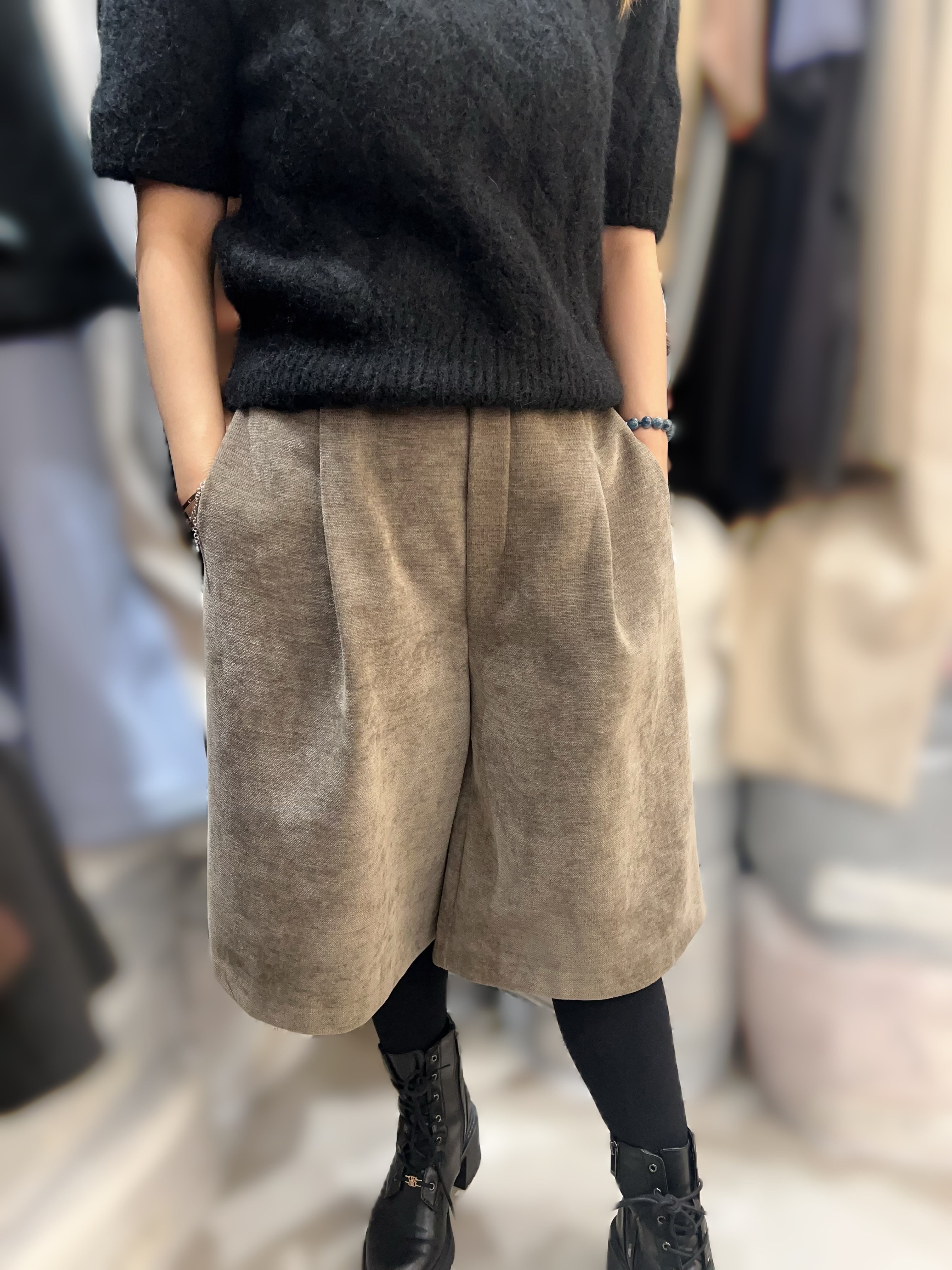 HZ21   韓風中長褲  腰25-35 Hip 49 長24 $429 (一口價)