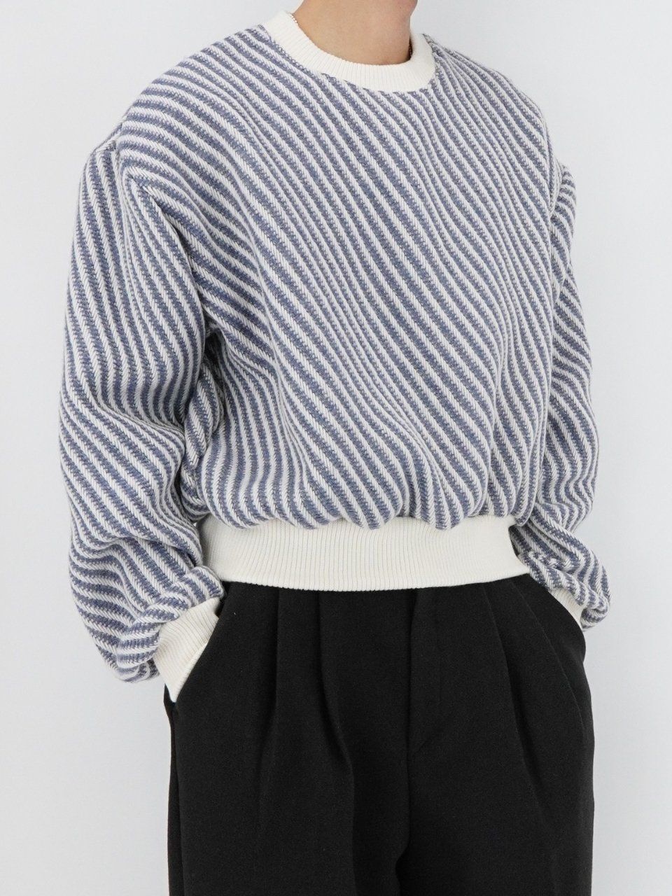 短款斜條紋針織衫