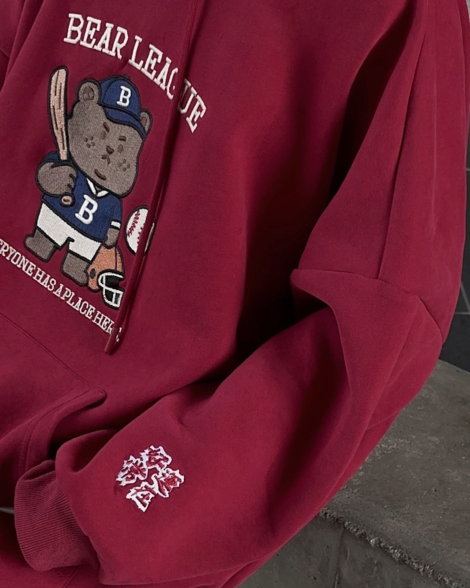 【 𝐎𝐌𝐄𝐑-𝐌𝐀𝐃𝐄 】過年限定-美式復古小熊聯盟帽TEE ［高磅版］