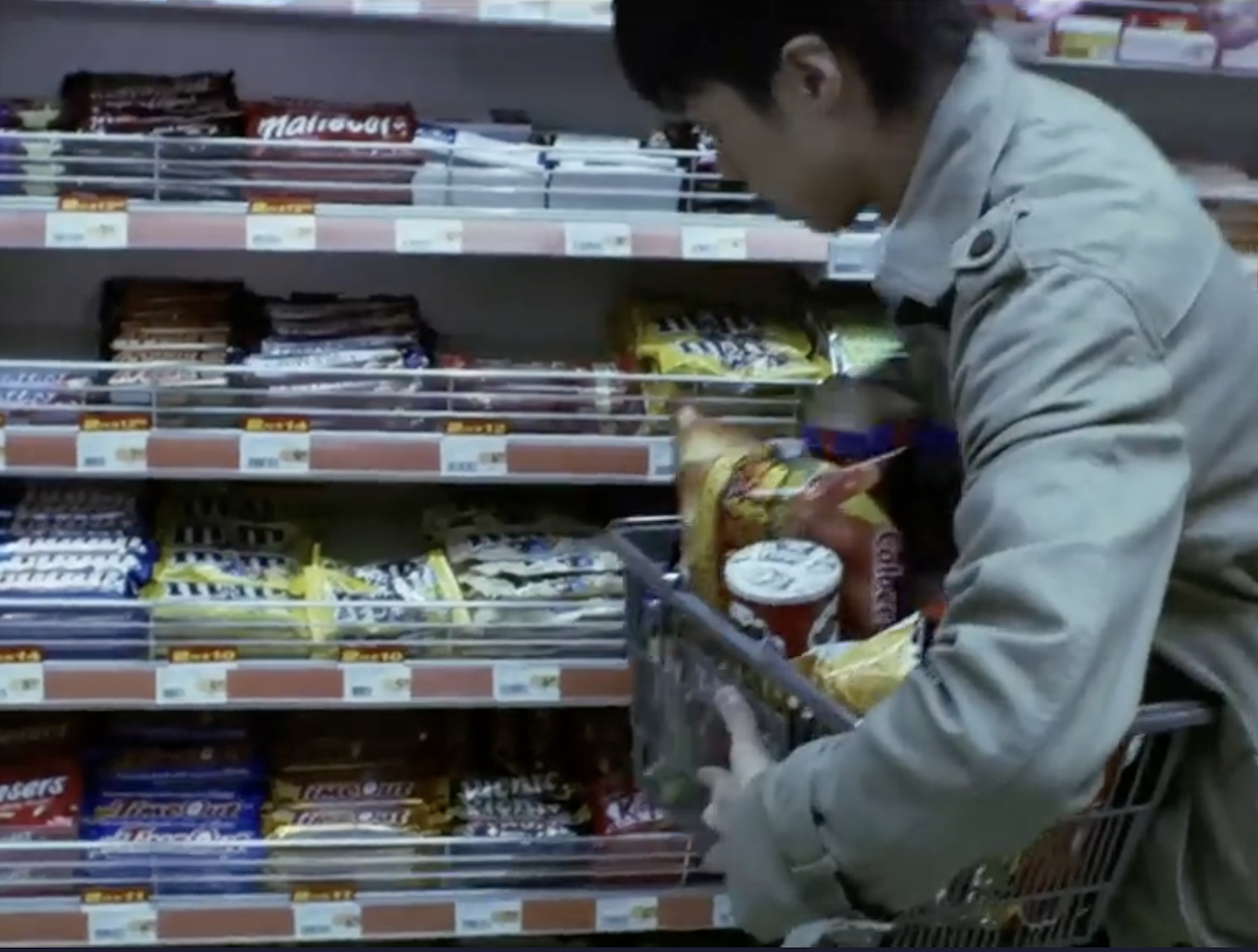 電影十分愛張敬軒買安全套前購買一大堆零食,已免尷尬